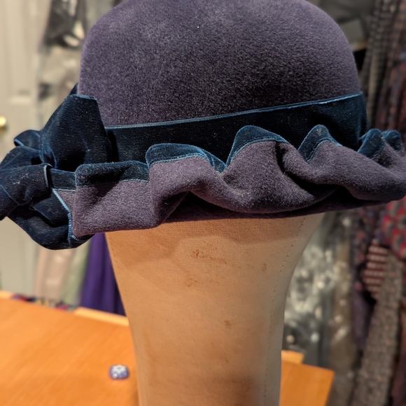 Louise Green Unique Navy Velvet Bow Cloche Hat. - Picture 5 of 6